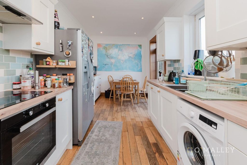 Property photo 3 of 19 Kitchen