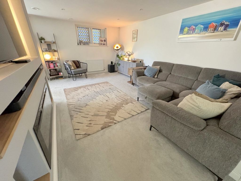 Property photo 3 of 27