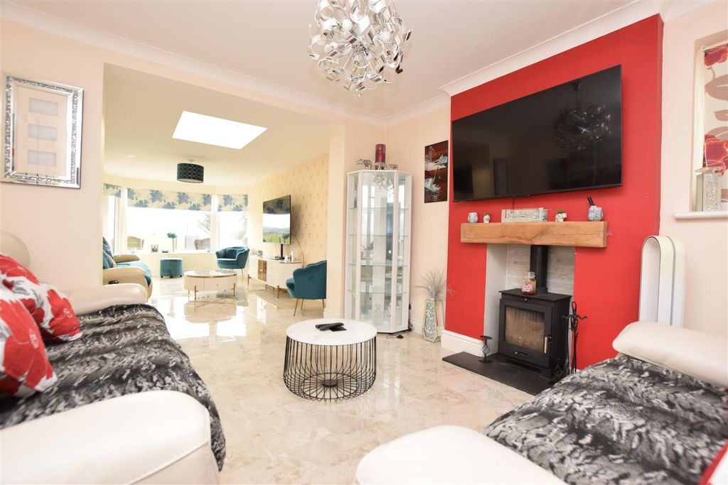 Property photo 2 of 17 Lounge.Jpg