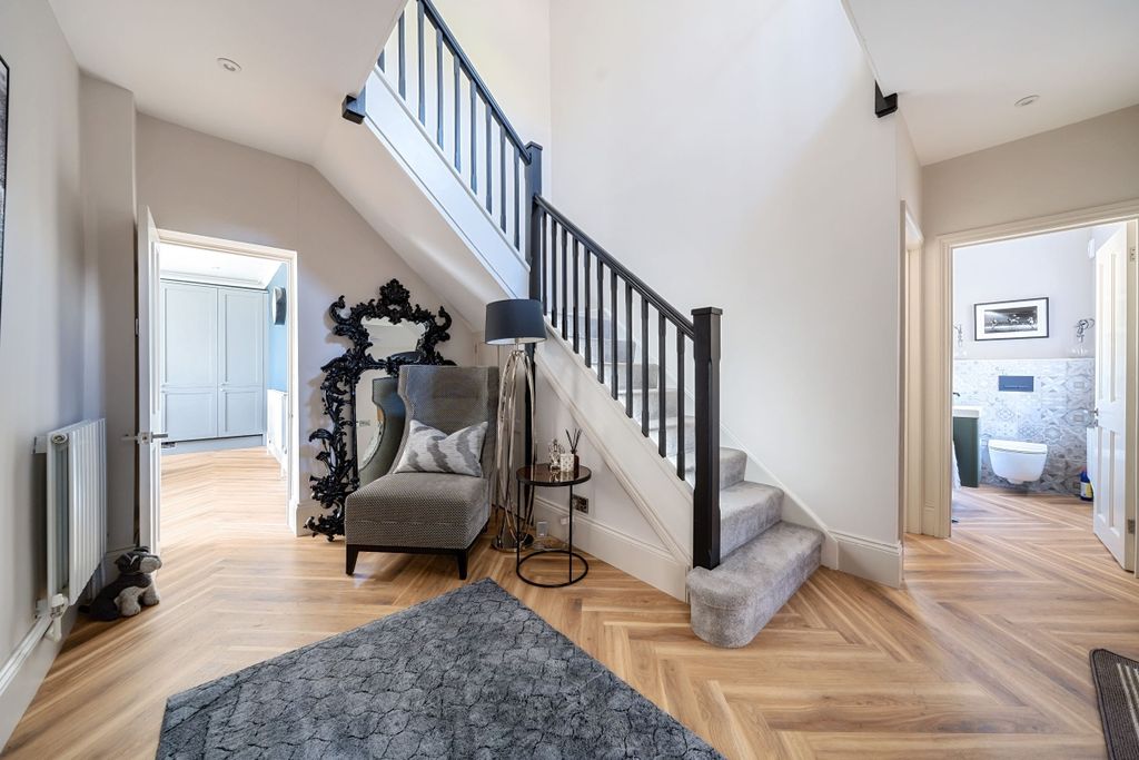 Property photo 3 of 19 Entrance Hall