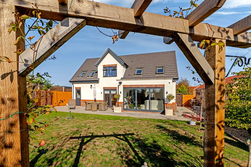 Property photo 3 of 26 15Maisiegardens-62