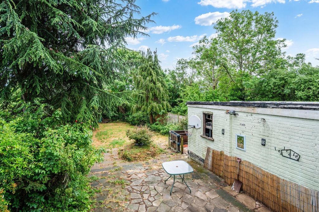 Property photo 3 of 13 Stoneleigh Park Road