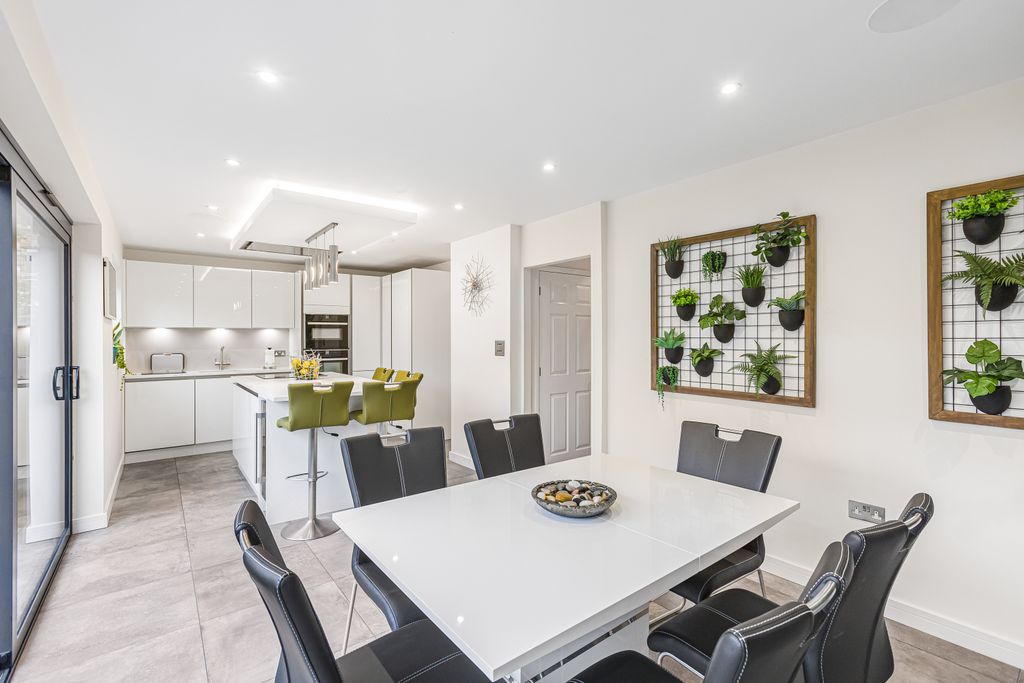 Property photo 3 of 26 Kitchen/Diner