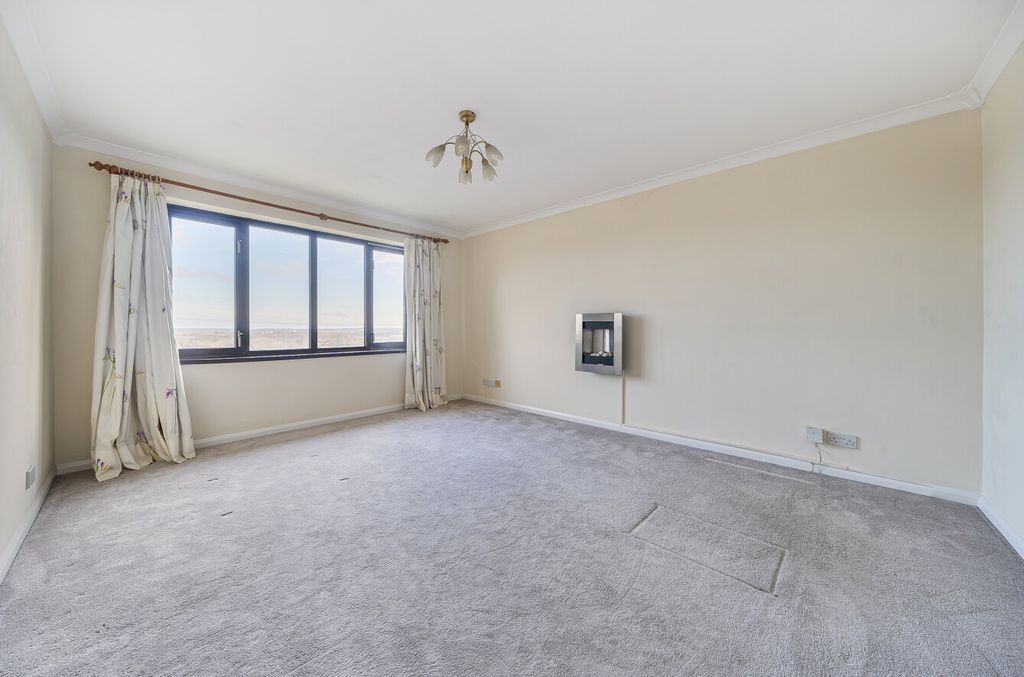 Property photo 3 of 8 1402998-10-696Fbb...