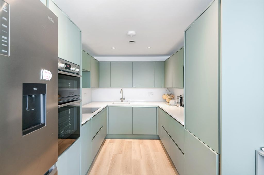 Property photo 3 of 28 Deans Close,18-43.Jpg