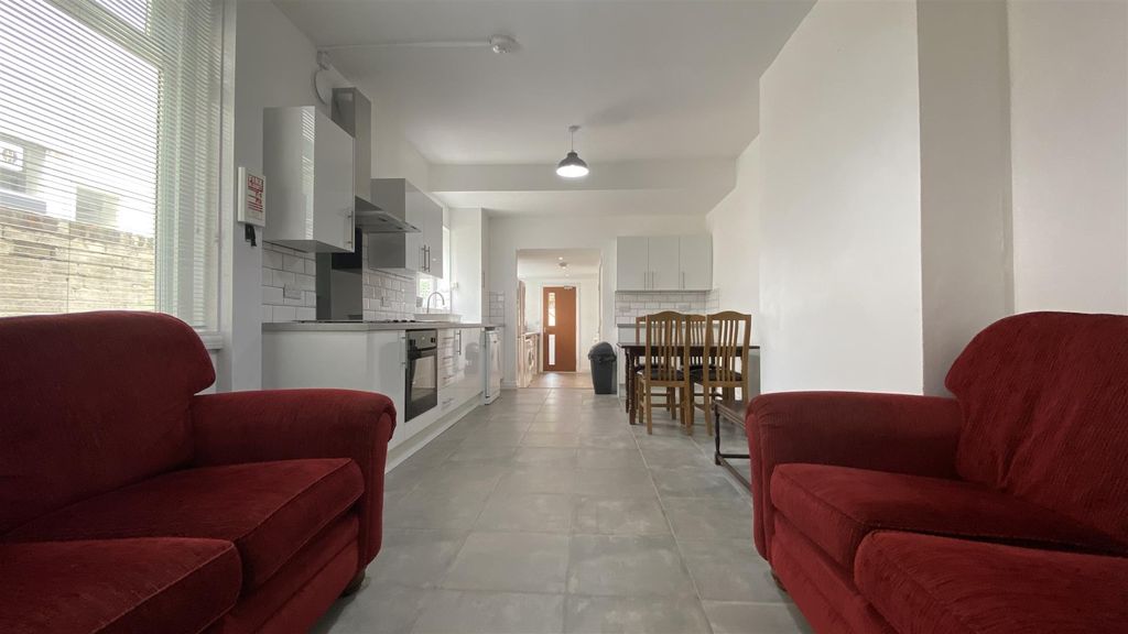 Property photo 2 of 42 Lounge