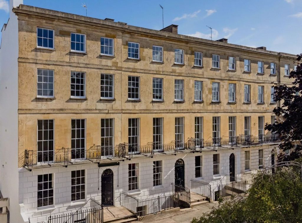 Property photo 2 of 9 Berkeley Place