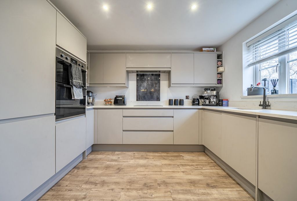 Property photo 3 of 17 1405248-10-697B3B...