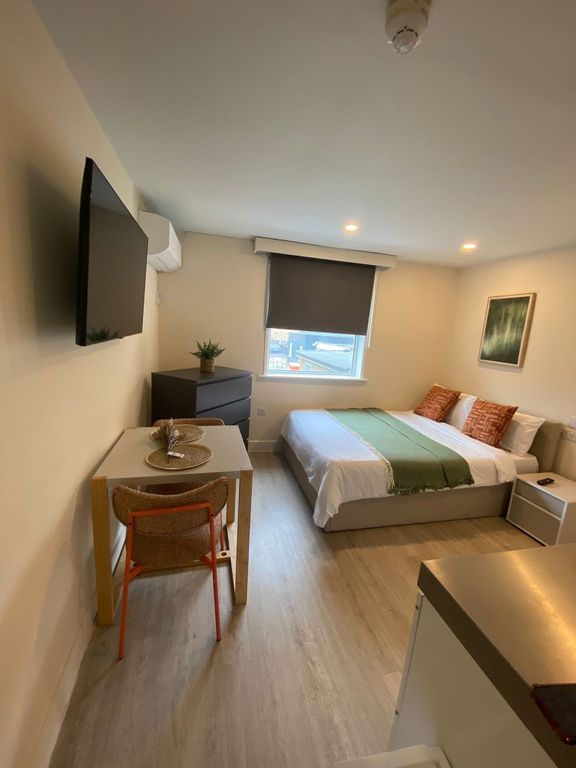 Property photo 1 of 8 Bright, Modern Double Room With A Comfortable Bed,...