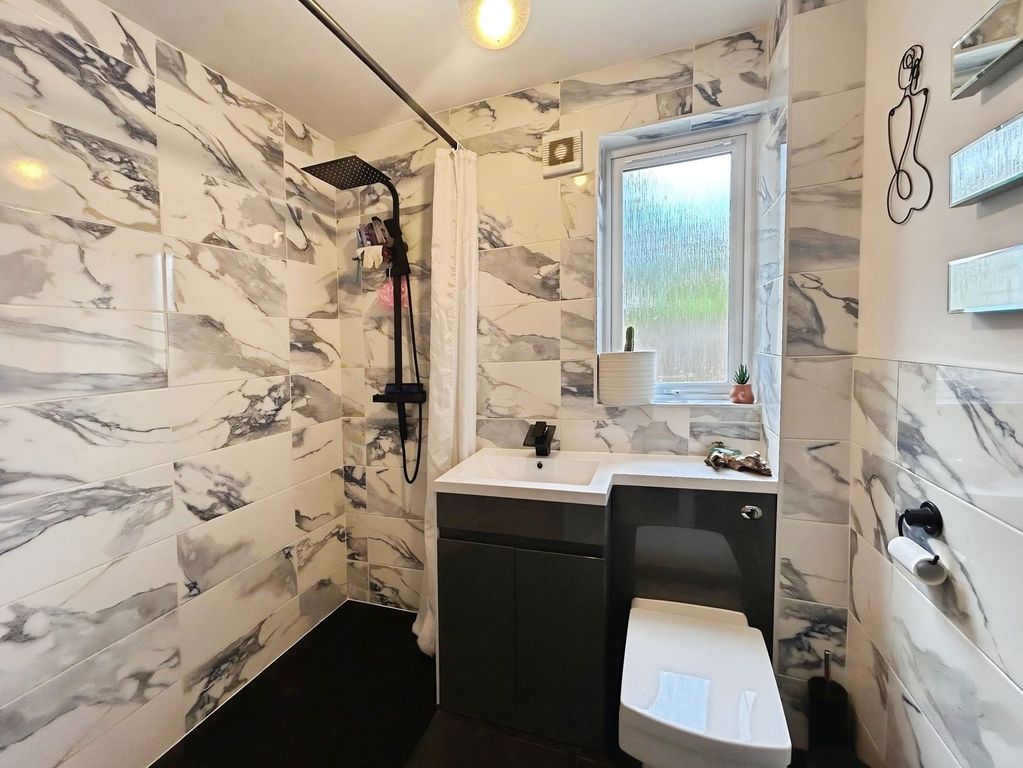 2 bed flat for saleCae Glas, Pencoed CF35 photo 4