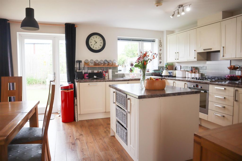 Property photo 3 of 12 Kitchen/Diner