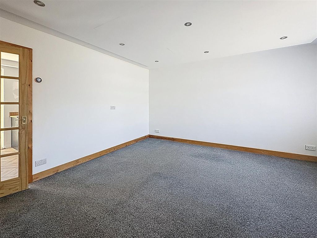 Property photo 3 of 19 Lounge