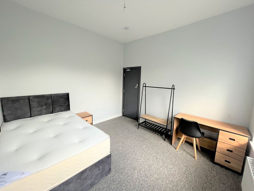 Property photo 1 of 20 A Spacious And Bright Double Bedroom Featuring Mod...