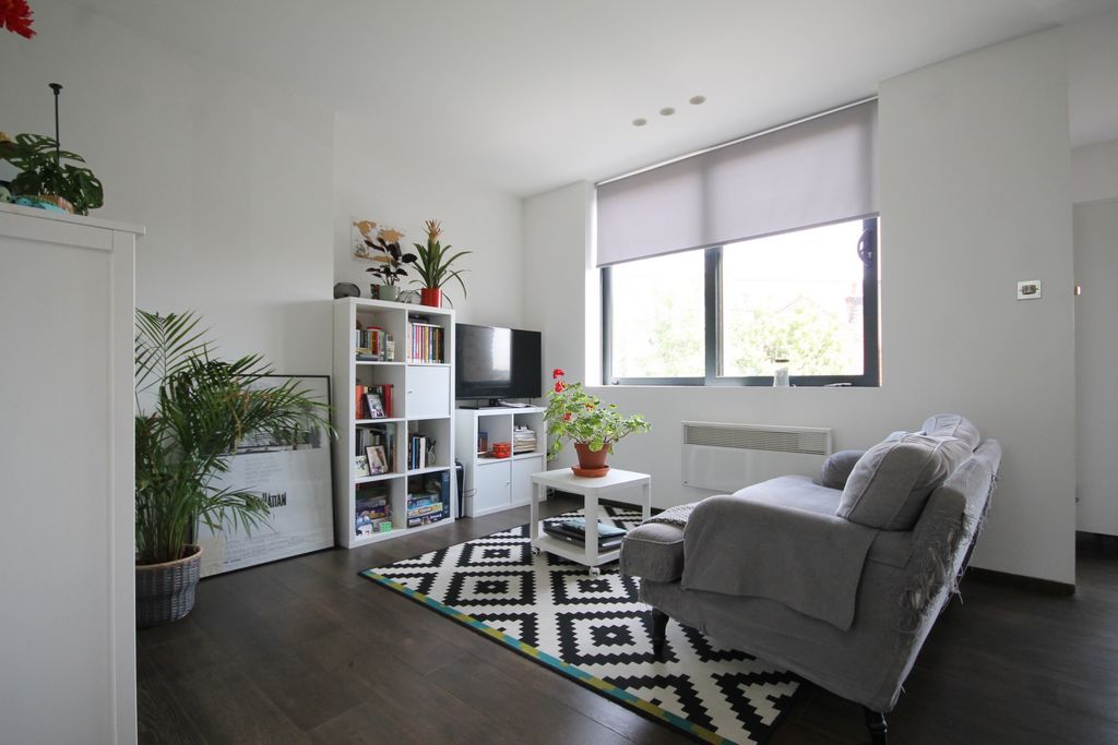 Property photo 1 of 9 Reception