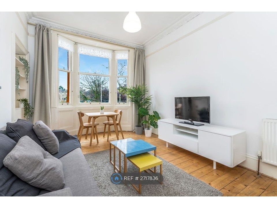 Property photo 3 of 35 Living Room