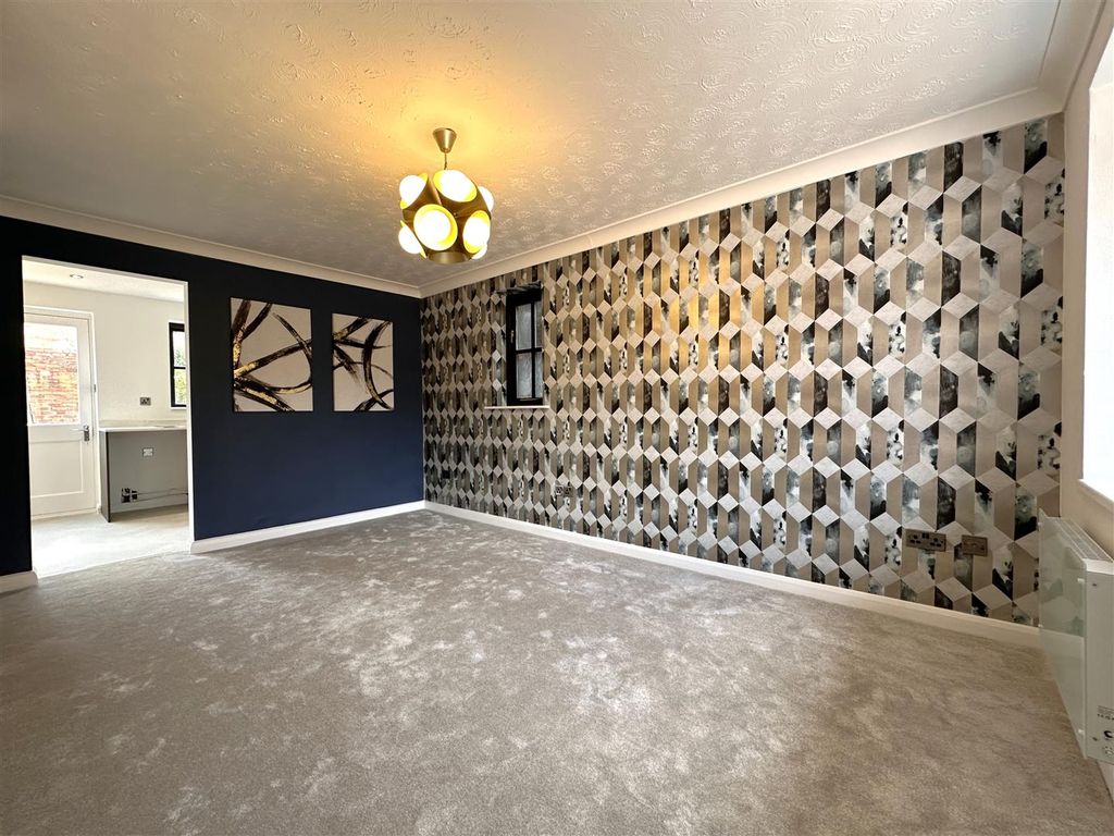 Property photo 2 of 14 Attractive Modern Living Room 910