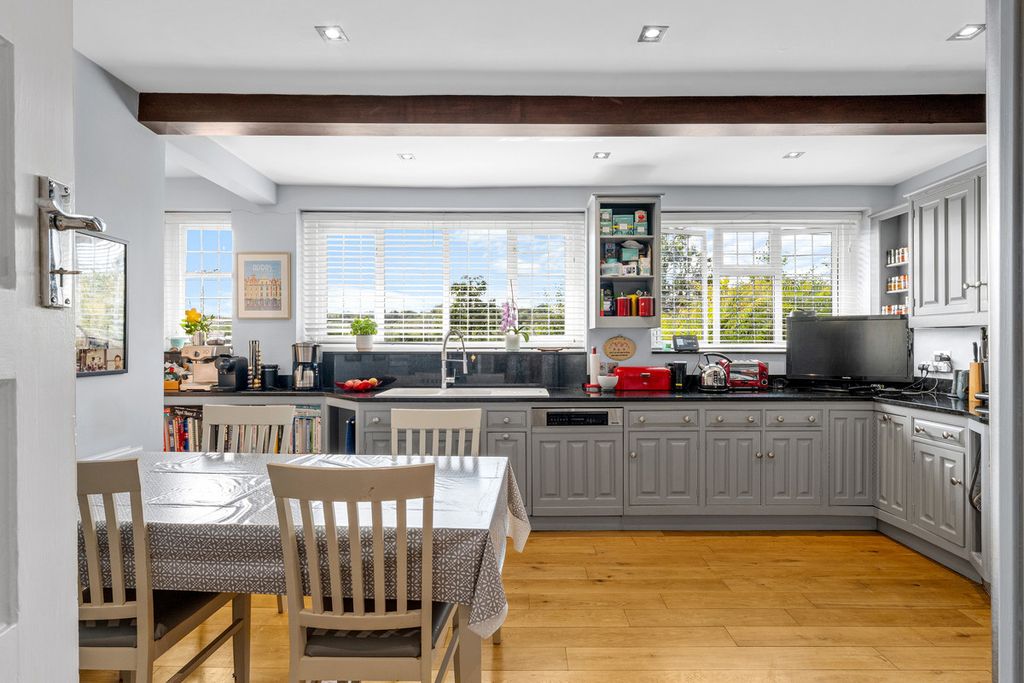 Property photo 3 of 28