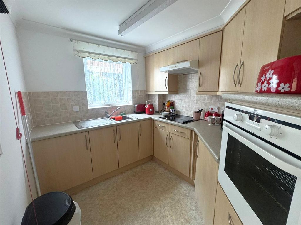 Property photo 3 of 7 Kitchen.Jpg