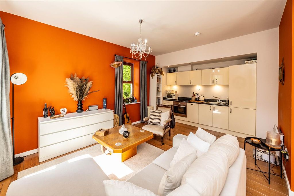 Property photo 3 of 23 5Whqueens-130526-15.Jpg