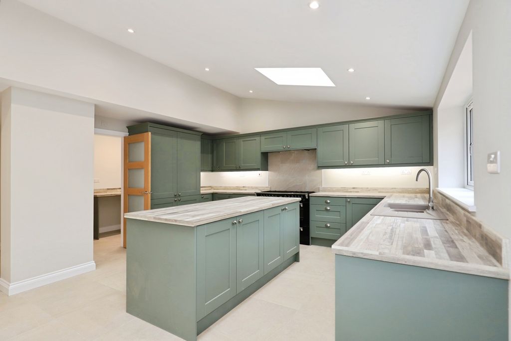 Property photo 3 of 17 Kitchen/Sitting Room