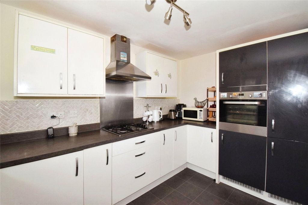 Property photo 3 of 16 Kitchen