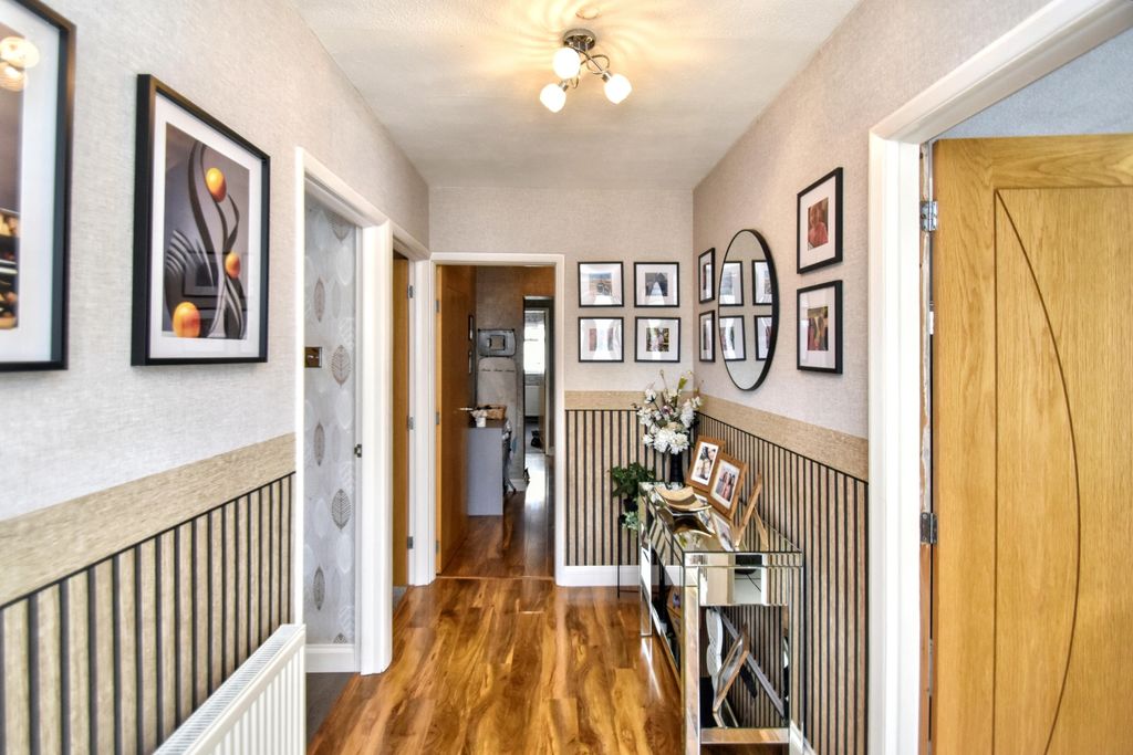 Property photo 3 of 21 Hallway