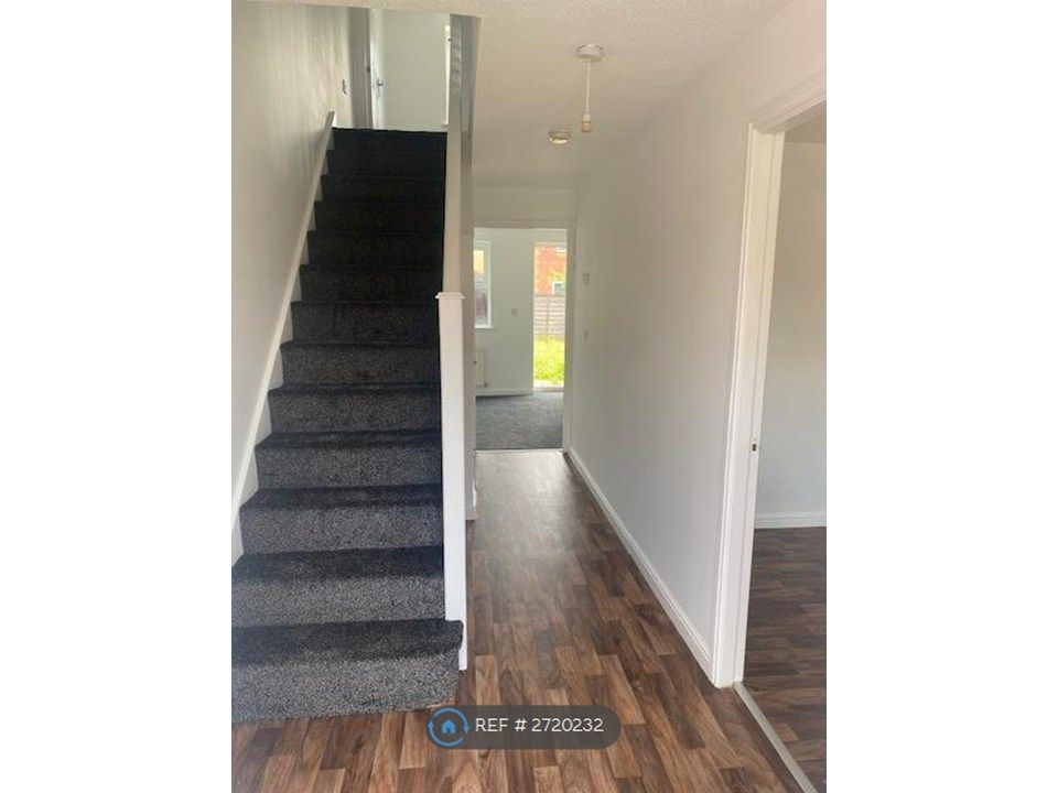 Property photo 3 of 11 Entrance Hallway