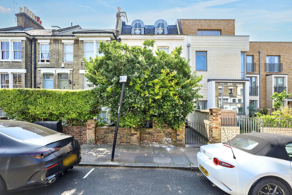 Property photo 3 of 14 19 Sparsholt Road, Finsbury Park, London N19 4El