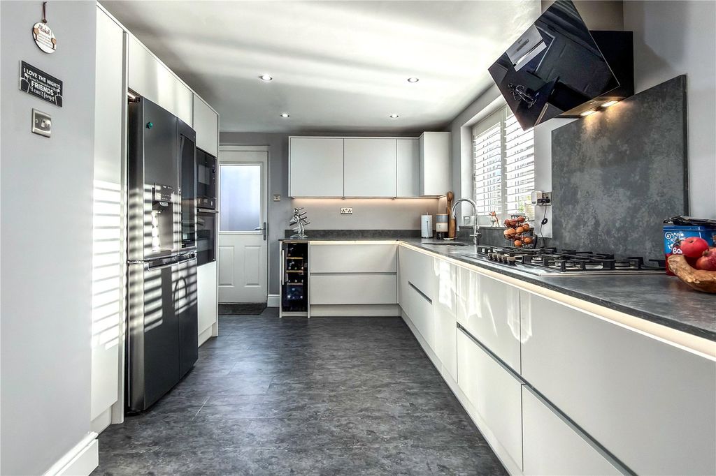 Property photo 3 of 25 Kitchen