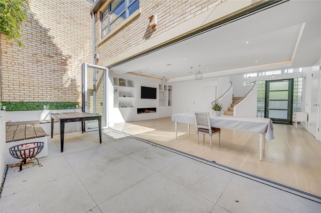 Property photo 2 of 28 Picture No. 24