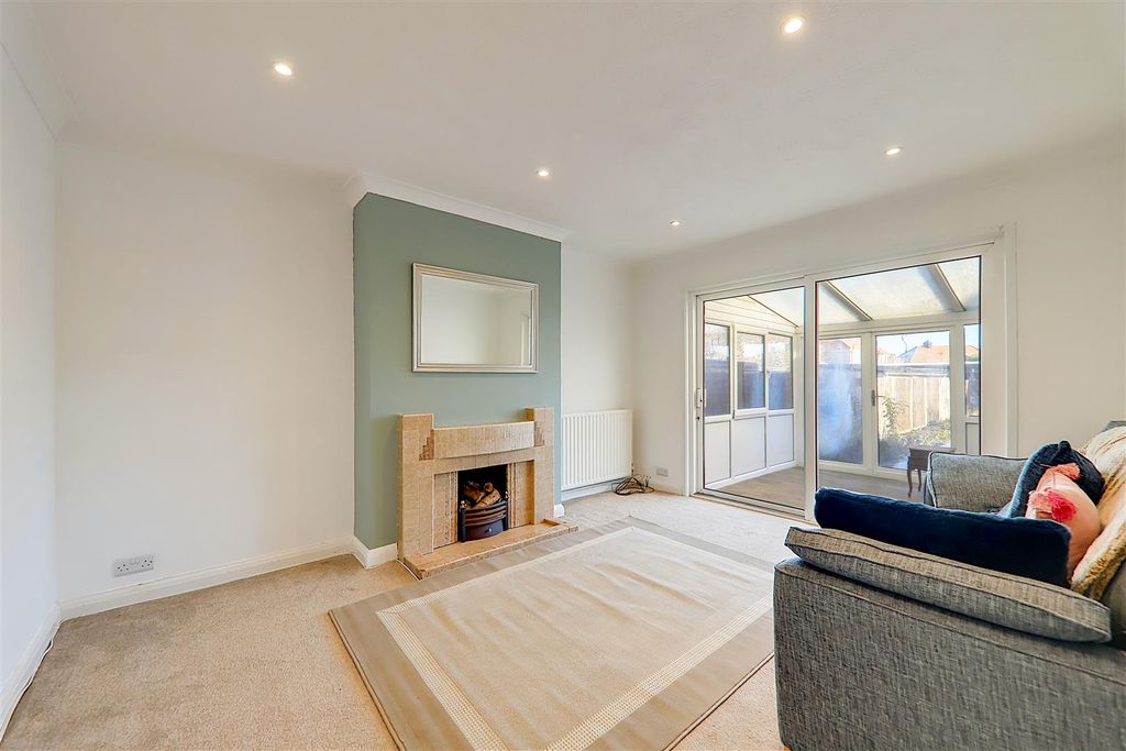 Property photo 3 of 18 Lounge