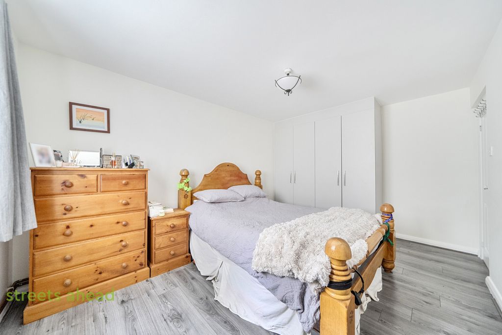 Property photo 3 of 13 3A000c84-9ce6-433...
