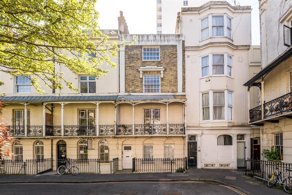 Property photo 1 of 11 36 Russell Square-1.Jpg