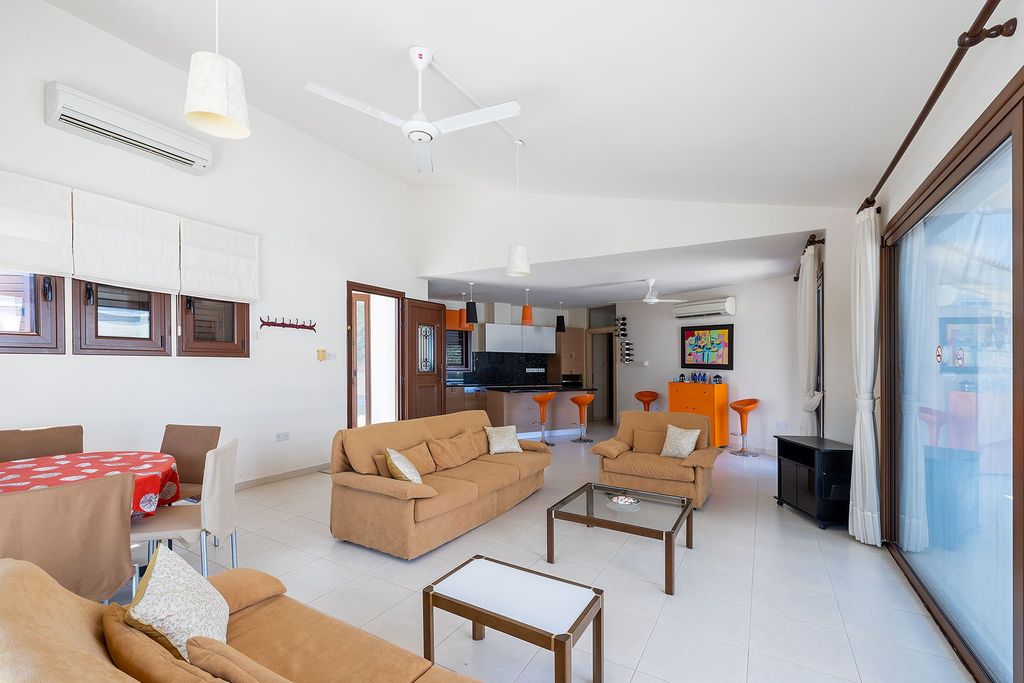 Property photo 2 of 28