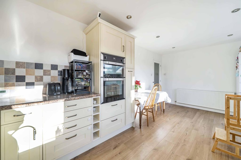 Property photo 2 of 19 1395480-11-695Bcebec97d6