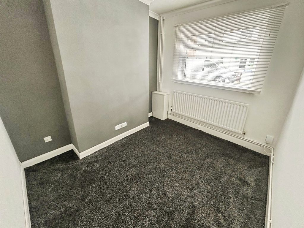 Property photo 2 of 10 Living 1