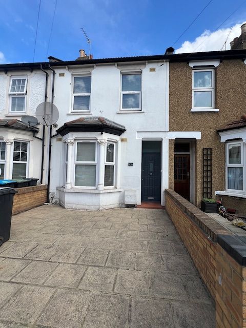 Property photo 1 of 9 4 Bed Mid Terraced House To Rent Lincoln Road, Enfield En3