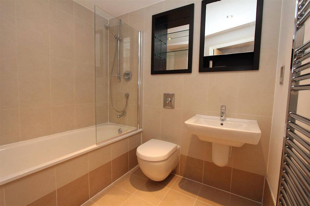 Property photo 3 of 7 Bathroom1.Jpg