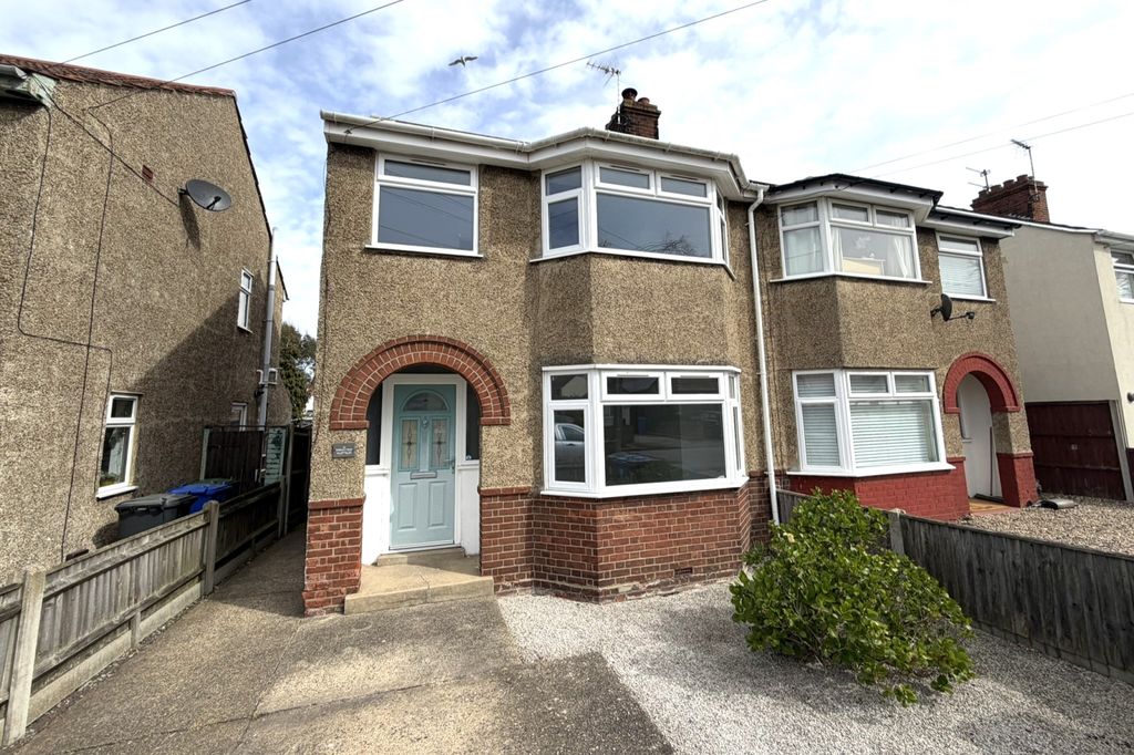 Property photo 1 of 17 Kimberley Road, Lowestoft, Nr33