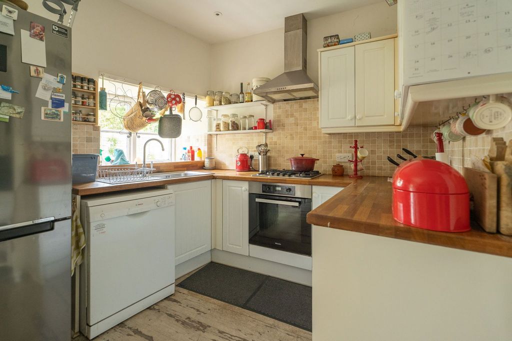 Property photo 3 of 25