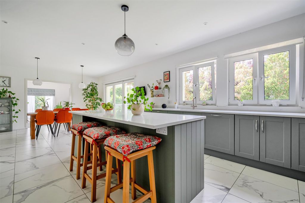 Property photo 3 of 18 Kitchen