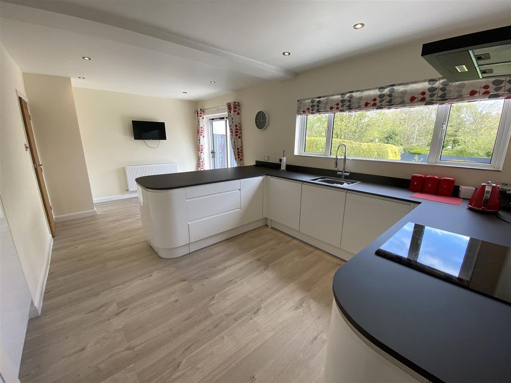 Property photo 3 of 17 Kitchen/Dining Room