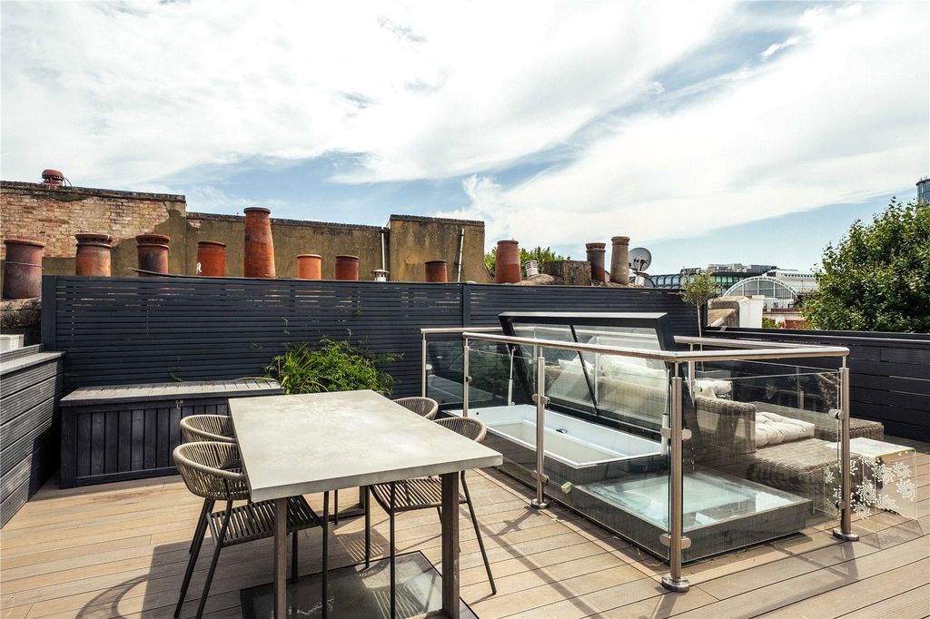 Property photo 3 of 23 Roof Terrace