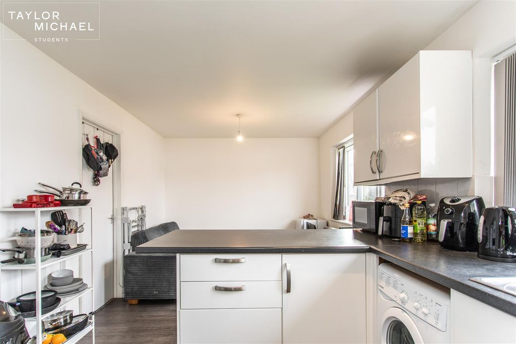 Property photo 3 of 20 Kitchen