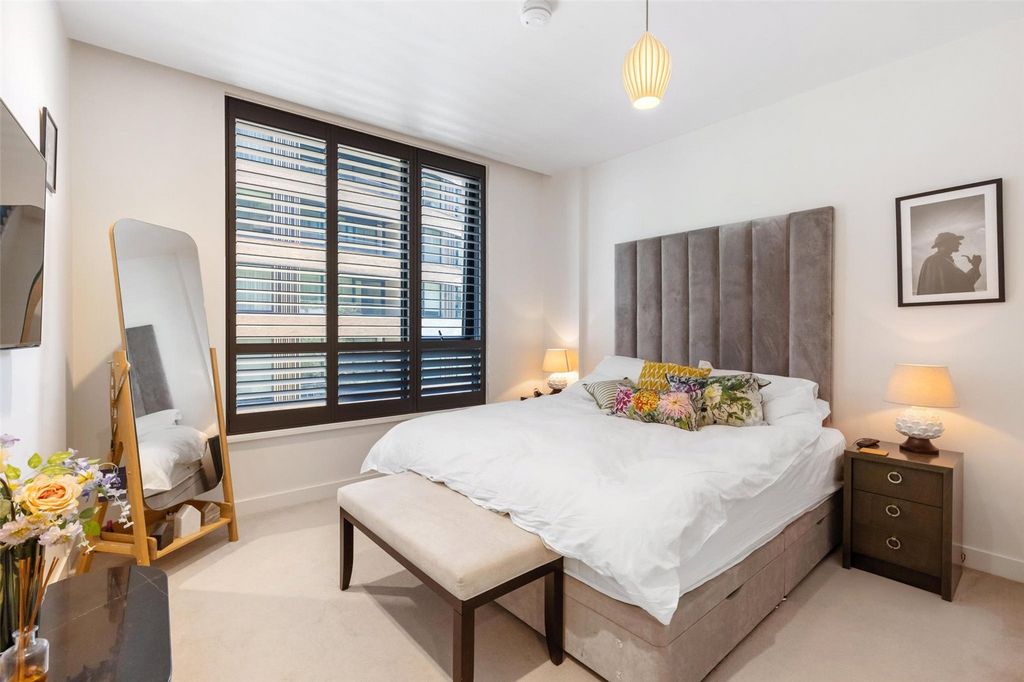 Property photo 2 of 16 Principle Bedroom