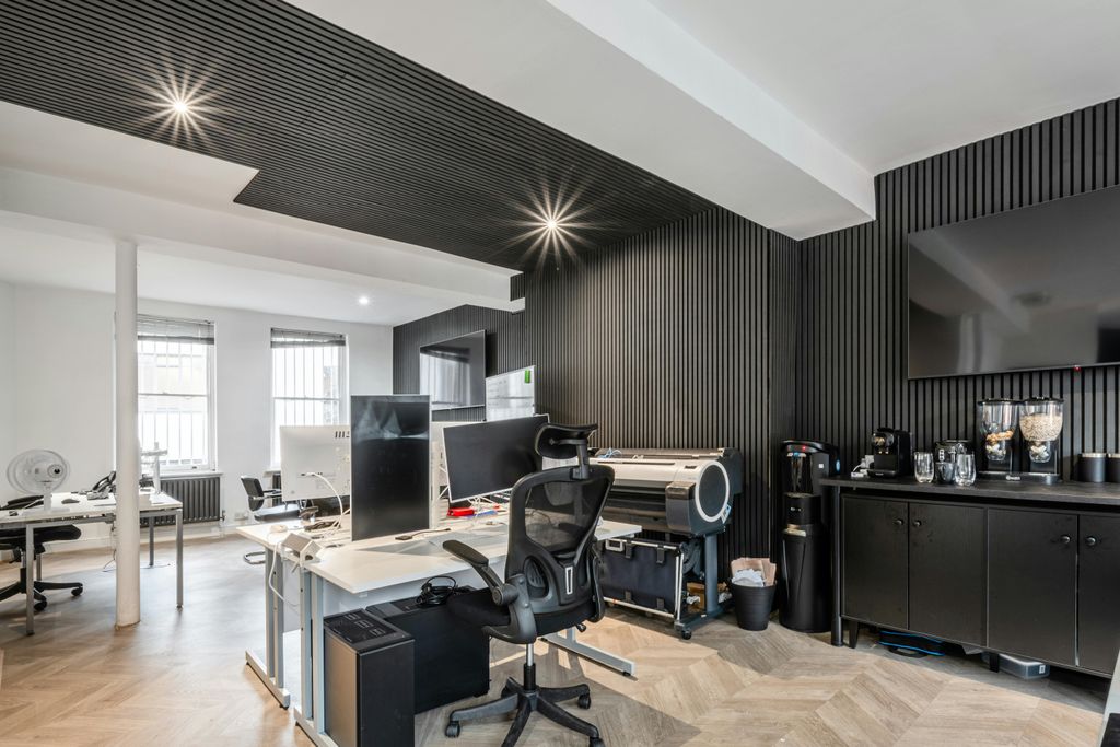 Property photo 1 of 10 Holywell Row 27 1F New 2.Jpg