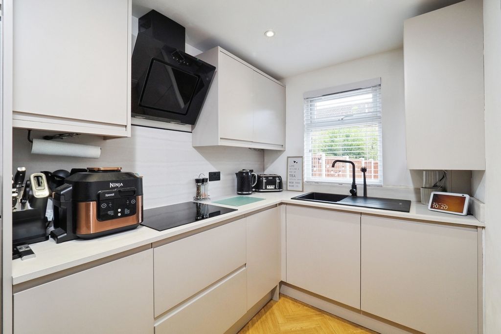 Property photo 3 of 17 Kitchen