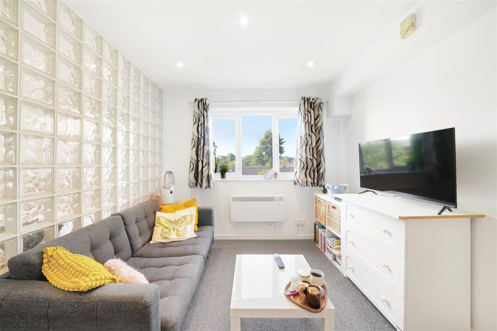 Property photo 2 of 15 Isis Close