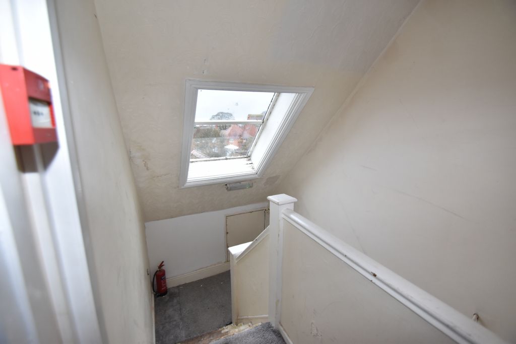 Property photo 3 of 7 Hall