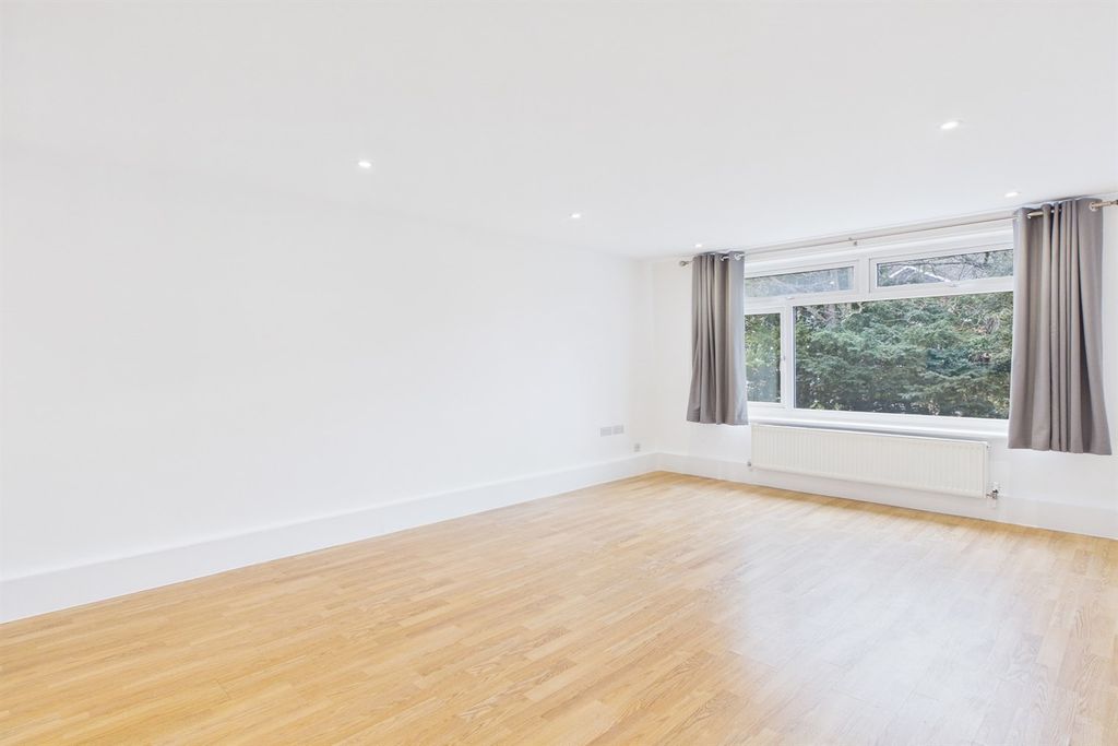 Property photo 1 of 11 Living Room